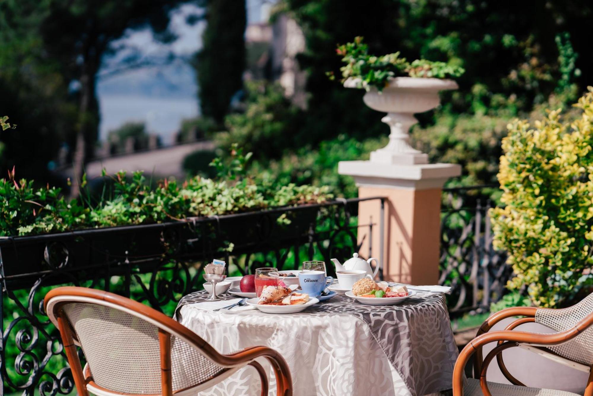 Hotel Bellevue Gardone Riviera Exterior photo