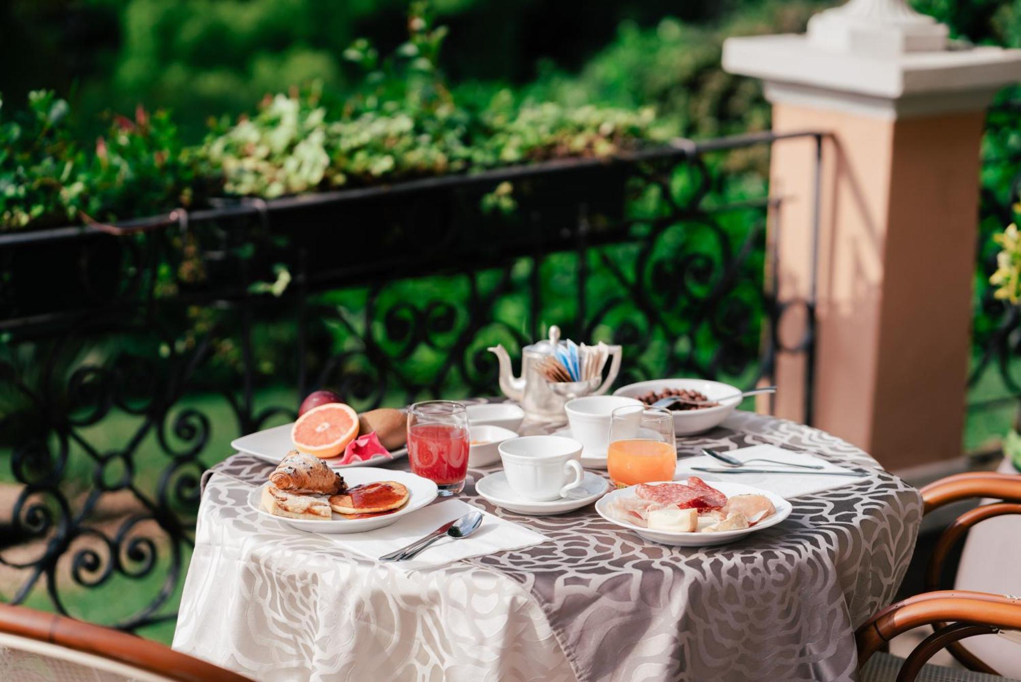Hotel Bellevue Gardone Riviera Exterior photo